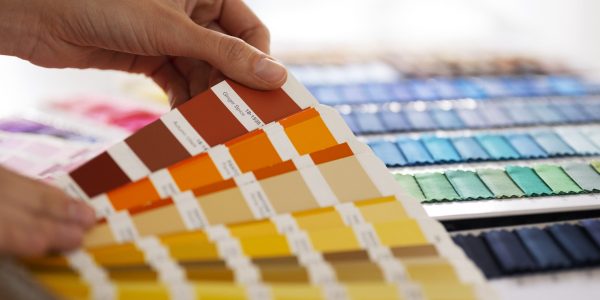 mani-di-vista-laterale-che-tengono-la-tavolozza-dei-colori